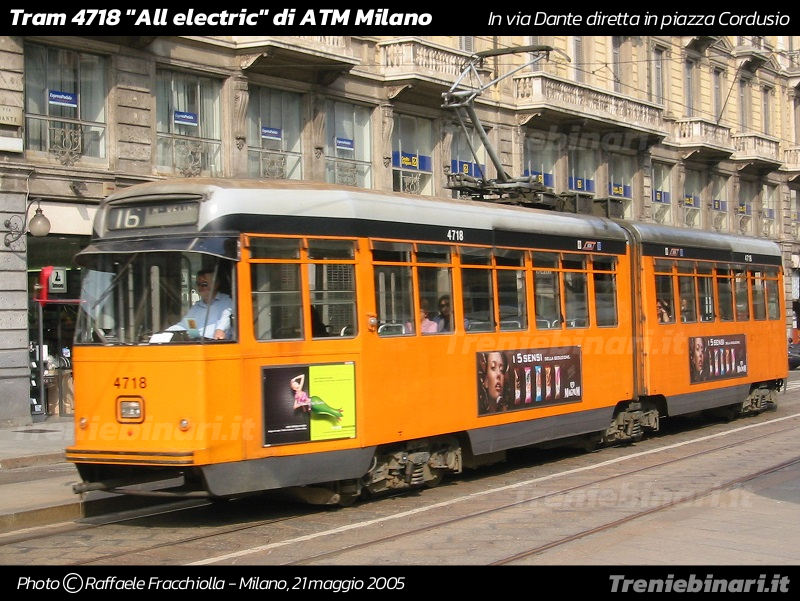 Tram Milano articolato a due casse 4718 in via Dante